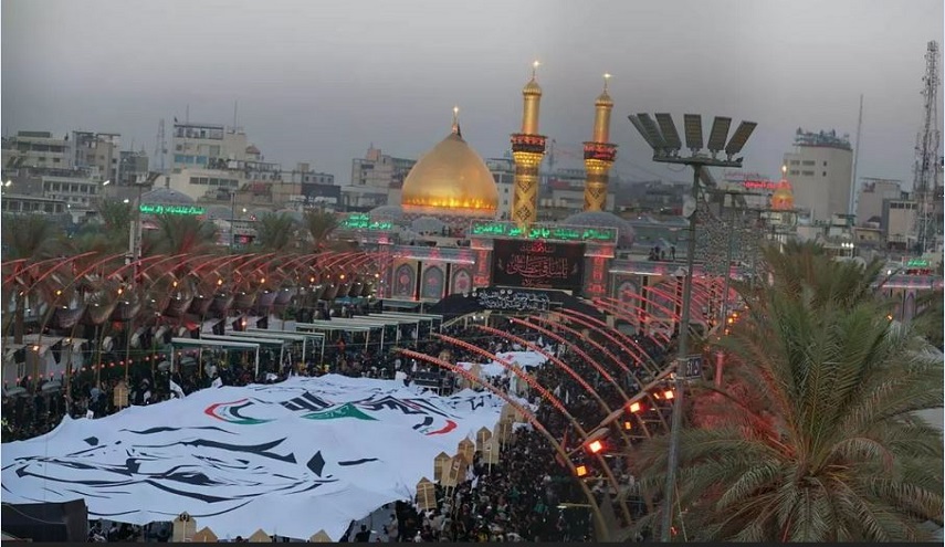 بالصور.. رفع اكبر راية للحشد الشعبي بين الحرمين الشريفين في كربلاء المقدسة