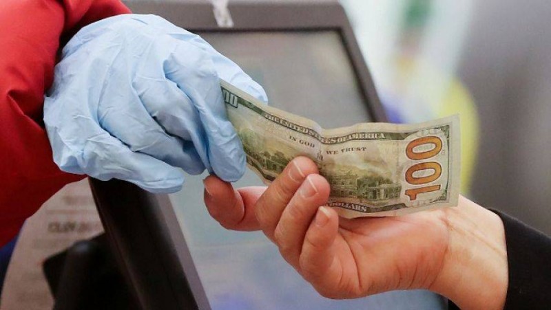 تقرير يثير المخاوف.. باحثون يكشفون مدة بقاء كورونا نشطا على اسطح النقود