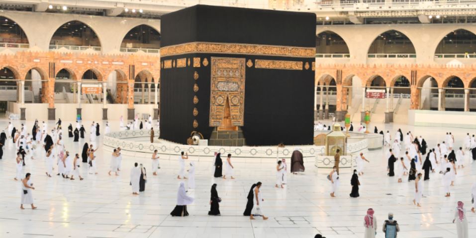 أول وفد من الخارج يؤدي مناسك العمرة بعد إغلاق كورونا