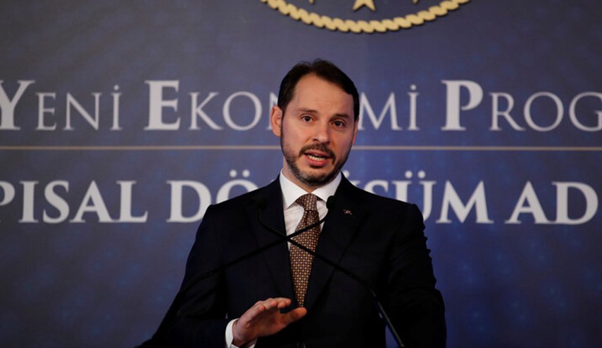 صهر أردوغان يعلن استقالته من منصب وزير المالية