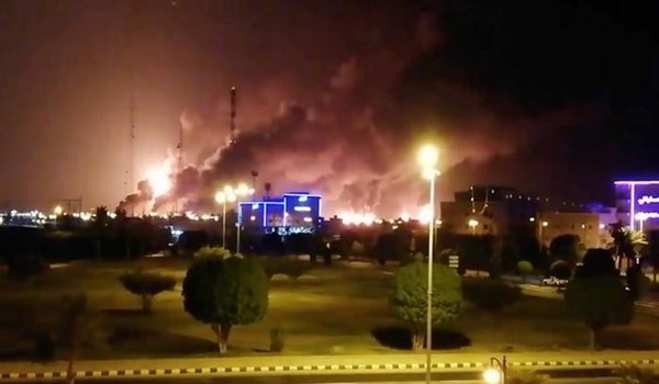هجوم يمني بزورقين مفخخين يستهدف منشاة نفطية في جيزان بالسعودية