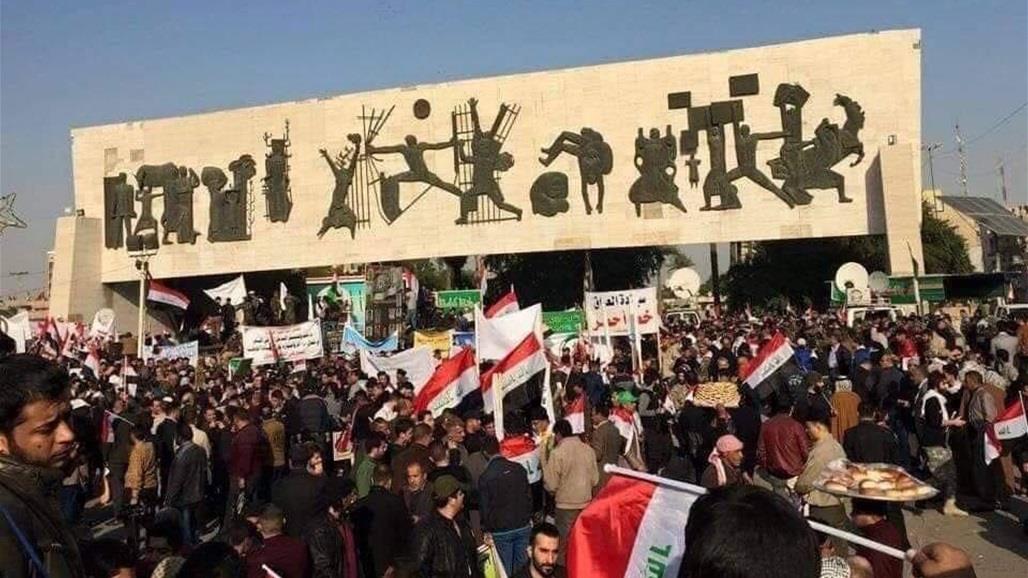 المئات من أنصار التيار الصدري يؤدون صلاة الجمعة في التحرير