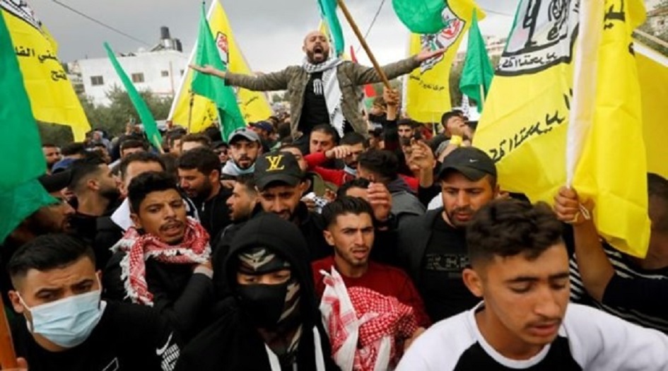 مئات الفلسطينيين يخرقون الإغلاق للمشاركة بجنازة طفل فلسطيني استشهد برصاص الاحتلال