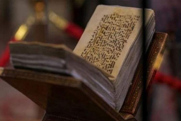 مصحف بخط الإمام علي(ع) أمام الزائرين في الجامع الكبير بصنعاء