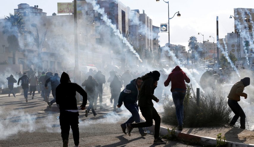  نابلس..الاحتلال يقمع مسيرة سلمية بالرصاص والغاز وتسجيل حالات اختناق
