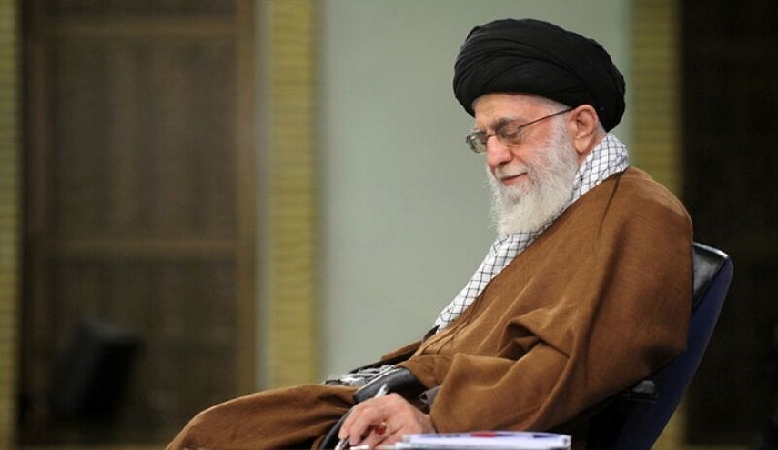 الامام الخامنئي معزيا  بوفاة آية الله مصباح يزدي ... خسارة للحوزة العلمية