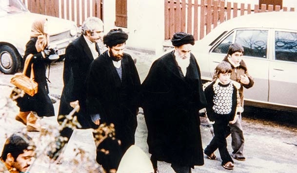 لماذا هاجر الامام الخميني من العراق الى فرنسا؟