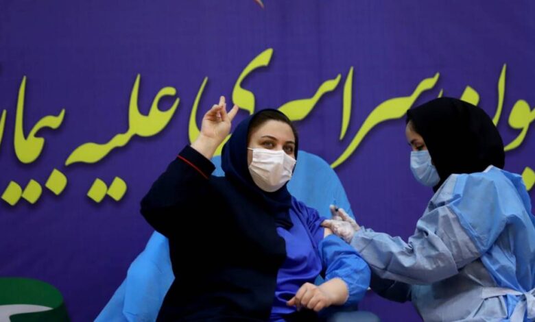 تطعيم 10 آلاف شخص في ايران ضد كورونا