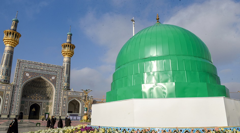 القبة الخضراء في صحن الرسول الأعظم (ص) في العتبة الرضوية المقدسة