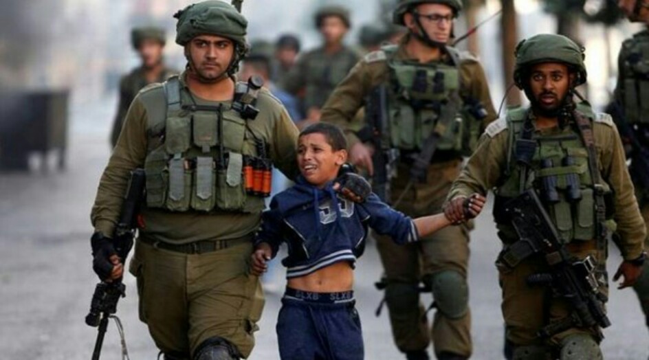 في يوم الطفل: 140 طفلاً فلسطينياً يرزحون خلف قضبان سجون الاحتلال