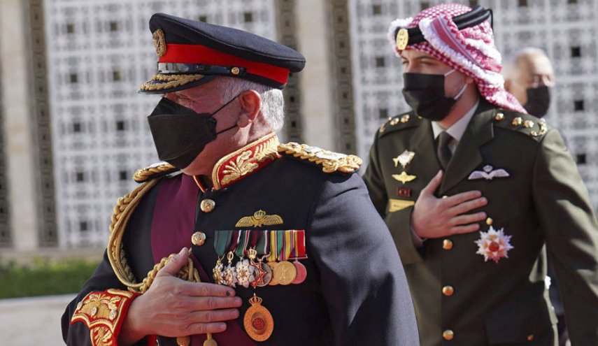 الكشف عن سر الزي الذي ظهر به الملك الأردني وولي عهده