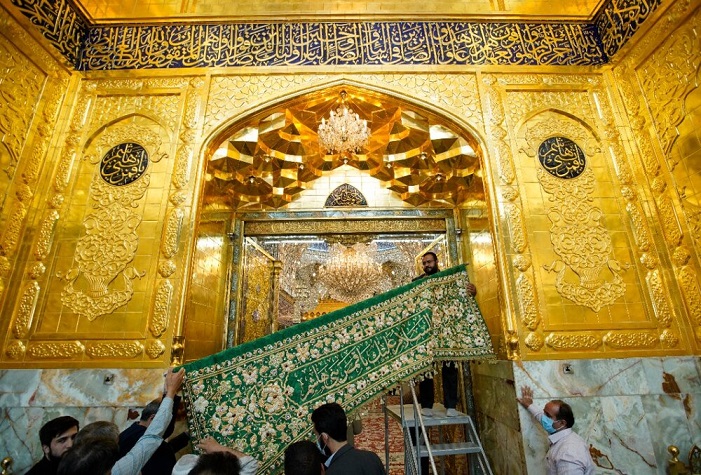 نصب پرده‌هاي دوخته شده در ايوان‌هاي مطلاي حرم حضرت عباس
