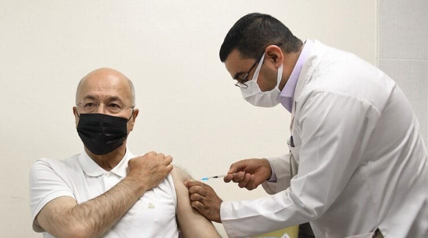 الرئيس العراقي يتلقى اللقاح المضاد لفيروس كورونا