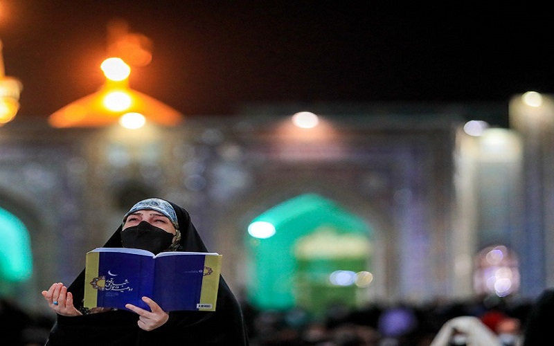  شاهد: أجواء المرقد الرضوي في ليلة 21 من شهر رمضان