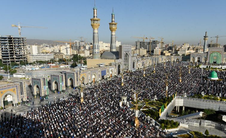 شاهد.. إقامة صلاة عيد الفطر السعيد في الحرم الرضوي الطاهر 