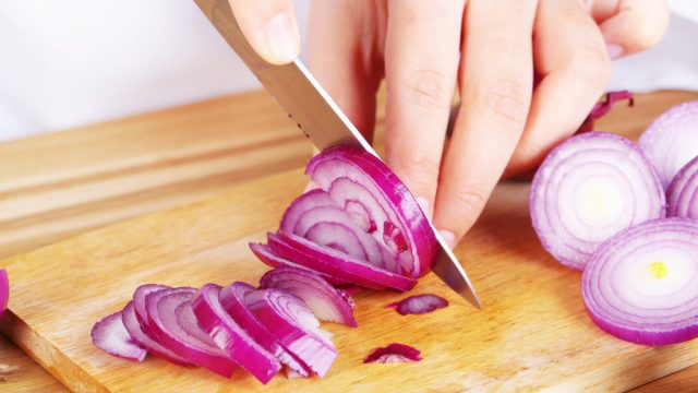 طرق لتقطيع البصل بدون دموع.. جربيها