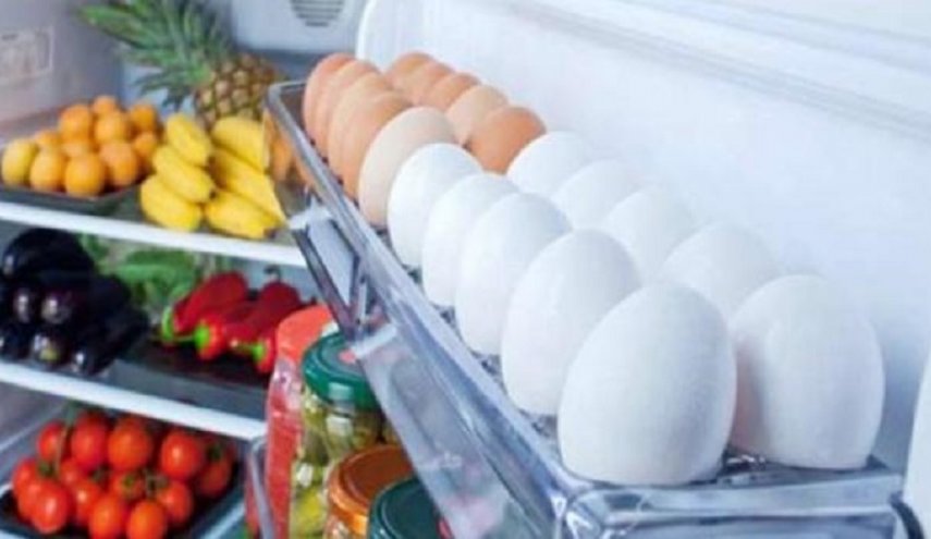 لهذا السبب لا تحتفظ بالبيض في باب الثلاجة