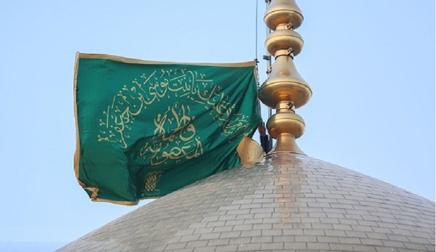 بالصور.. مراسم تبديل راية القبة الشريفة لضريح السيدة معصومة (س)