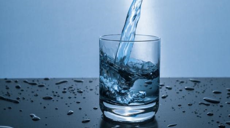 هل شرب الماء الدافئ أو الساخن مفيد صحيا؟