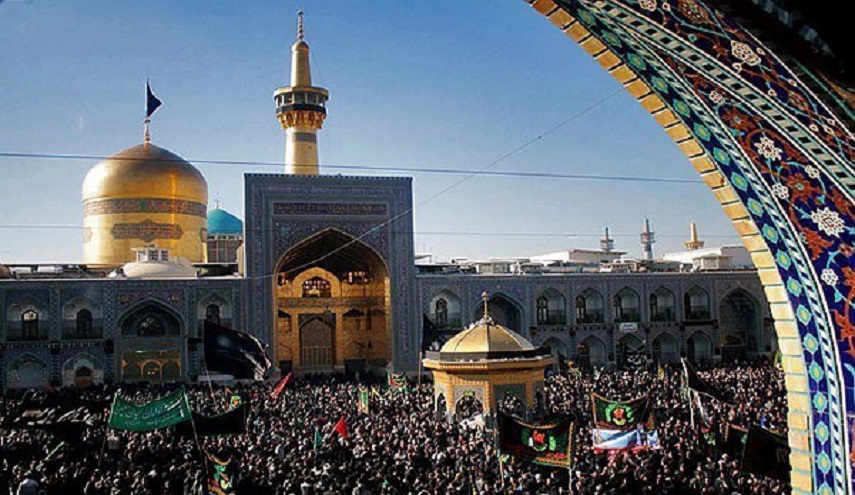 المعزون يتوافدون على مرقد الامام الرضا (ع) في ذكرى استشهاده