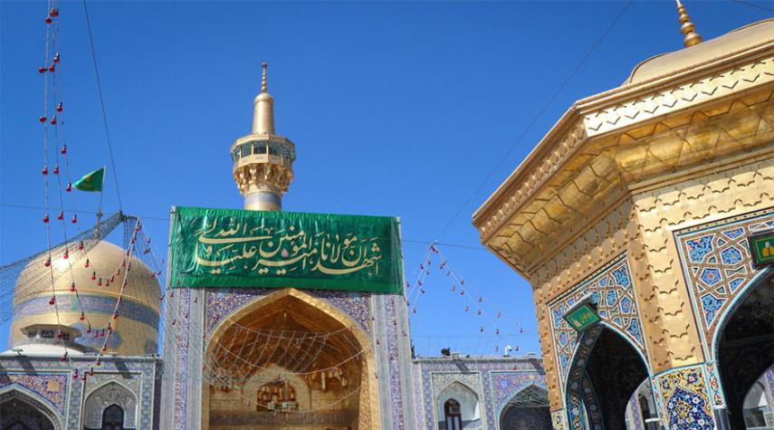 بالصور.. تزيين العتبة الرضوية المقدسة احتفالا بعيد الله الاكبر