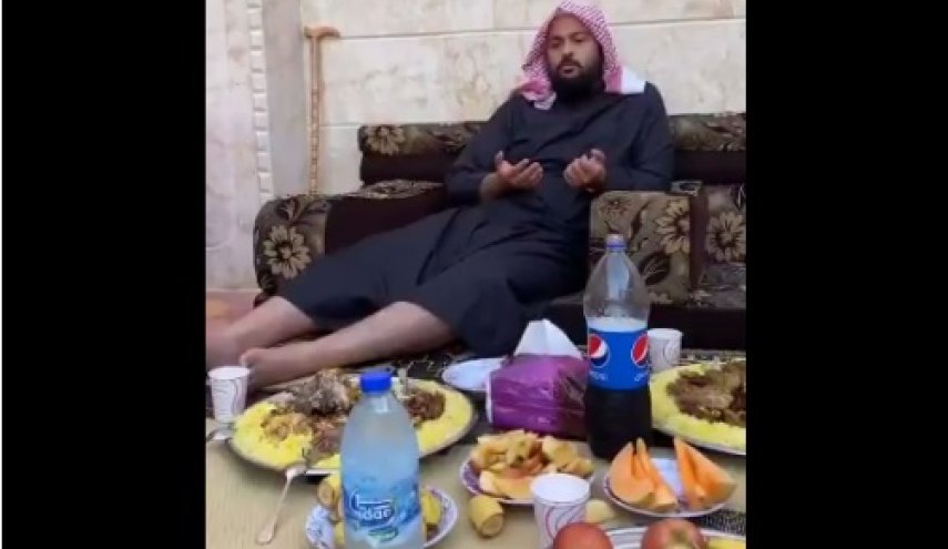 الارهابي المحيسني امام مائدة مترفة يصلي لعودة المعارك في سوريا