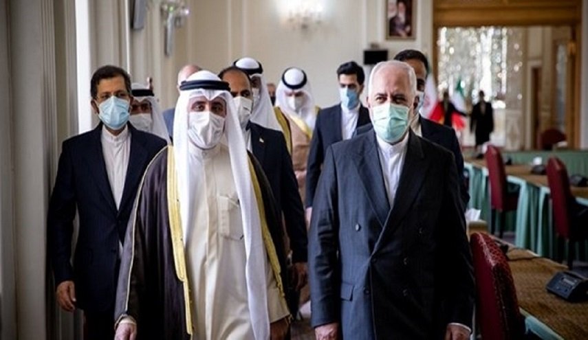 ظريف: سياساتنا مبنية على توسيع العلاقات مع دول الجوار