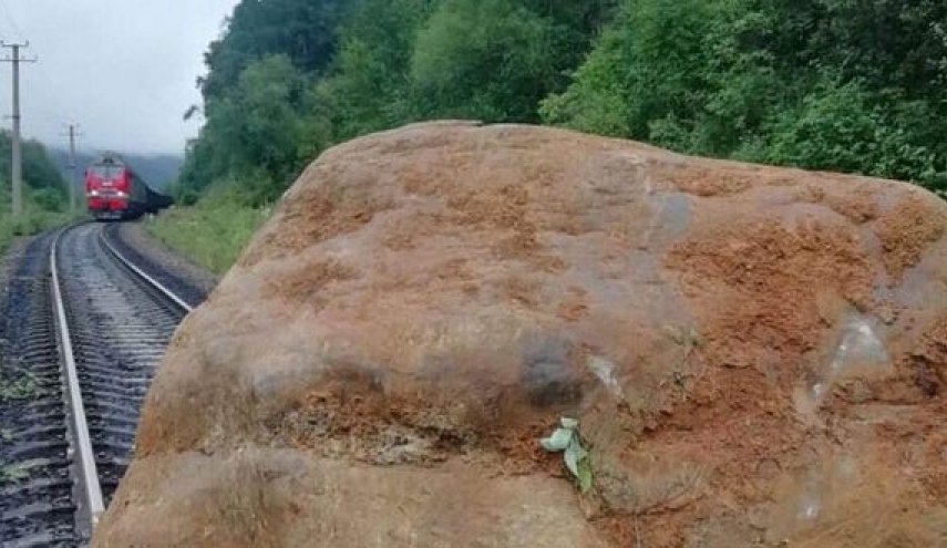 صخرة تزن 16 طناً تستقر على خط للسكك الحديدية في روسيا
