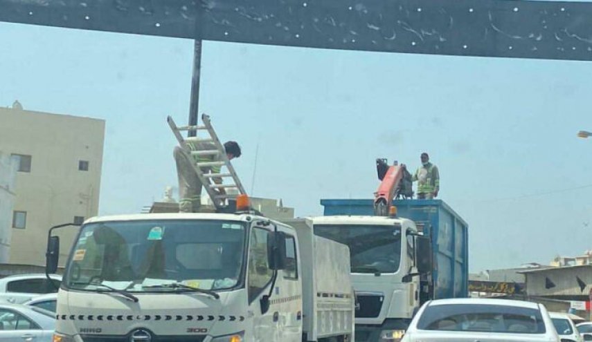 النظام البحريني يزيل اللافتات الحسينية من البلدات البحرانية