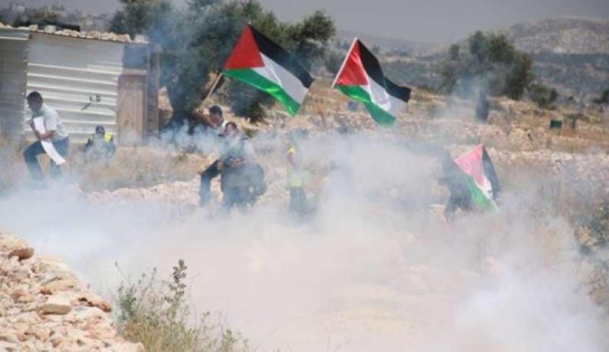 فلسطين.. اصابة شاب بالرصاص والعشرات باختناق خلال مسيرة كفر قدوم