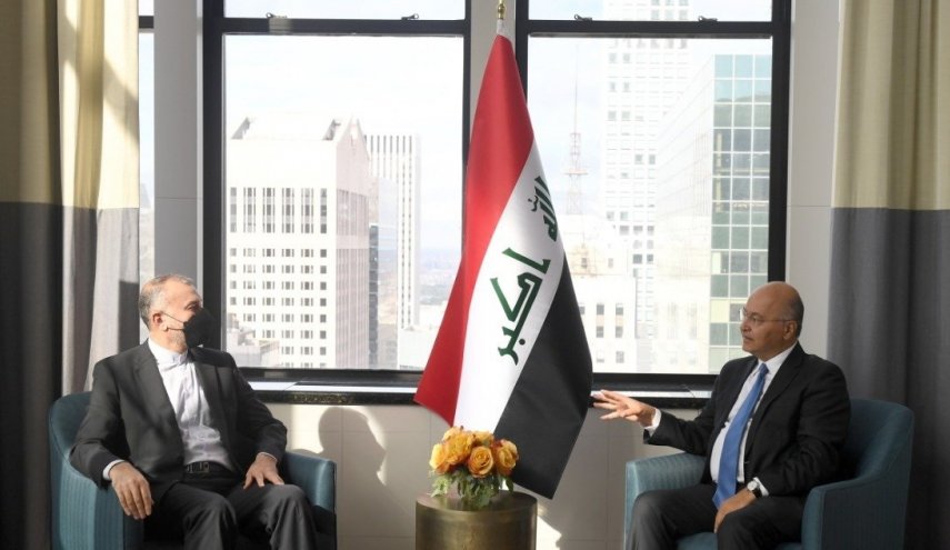 صالح وعبد اللهيان يبحثان تعزيز العلاقات بين البلدين