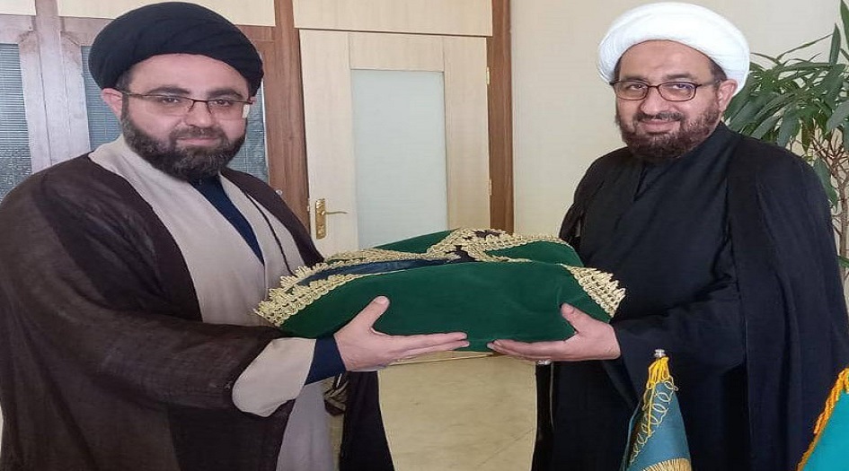 محبي اهل البيت في  اندونيسيا  يتسلمون راية قبة الإمام الرضا عليه السلام  