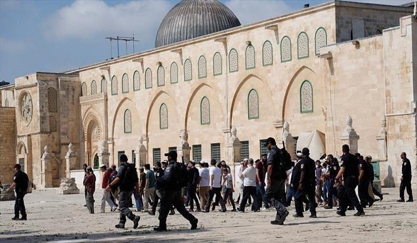 الصهاينة يقتحمون الأقصى وقوات الاحتلال تشن حملة اعتقالات بالضفة