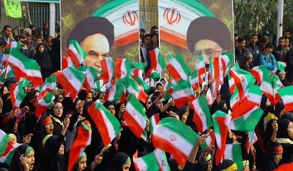 تجمع جماهيري امام السفارة الاميركية السابقة بطهران 