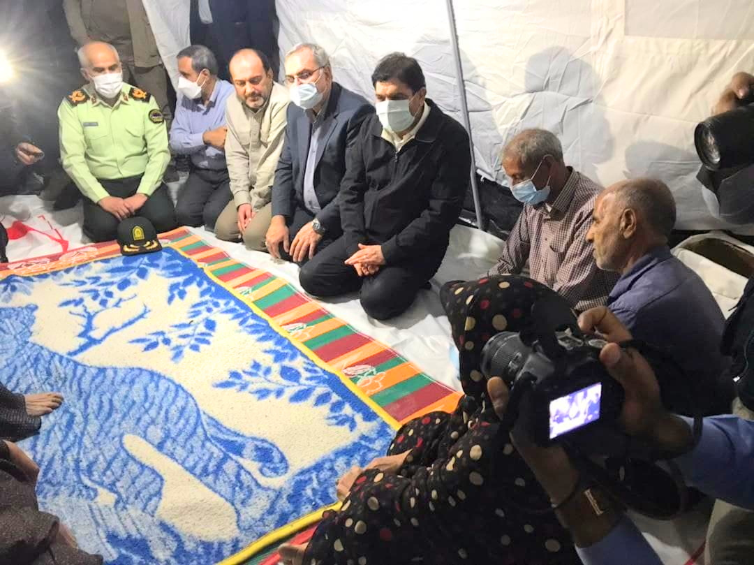 بازديد شبانه مخبر از روستاهاي زلزله‌زده بندرعباس/ برق و آب تمام مناطق زلزله‌زده وصل شد