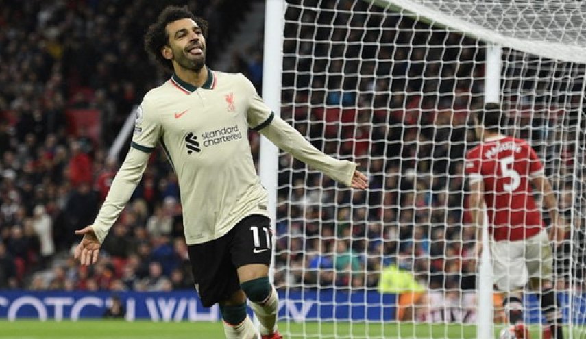 محمد صلاح يطرح قميصه الذي ارتداه بمباراة مانشستر يونايتد في مزاد