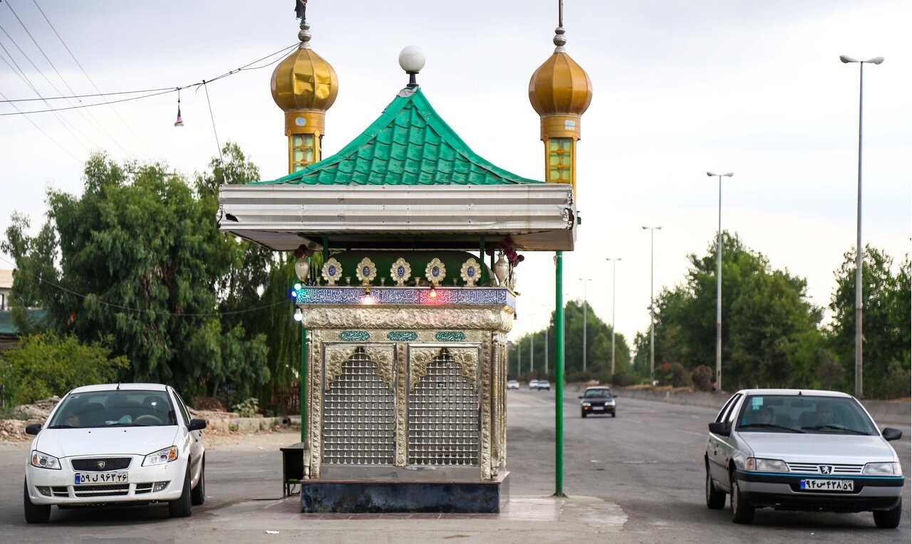 امامزاده‌اي در جاده!