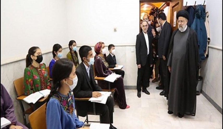 السيد رئيسي يتفقد المستشارية الثقافية الايرانية في تركمانستان