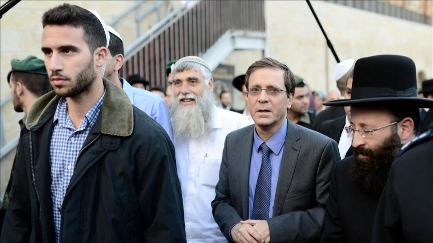 رئيس كيان الاحتلال الإسرائيلي يقتحم الحرم الإبراهيمي في الخليل
