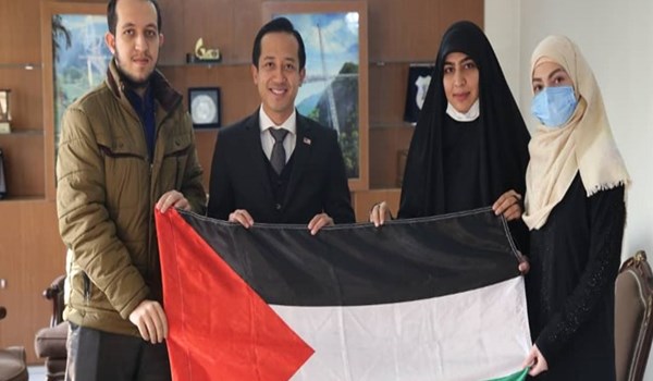 طلاب ايرانيون يسلمون ميدالية القدس لممثل الحكومة الماليزية + صورة
