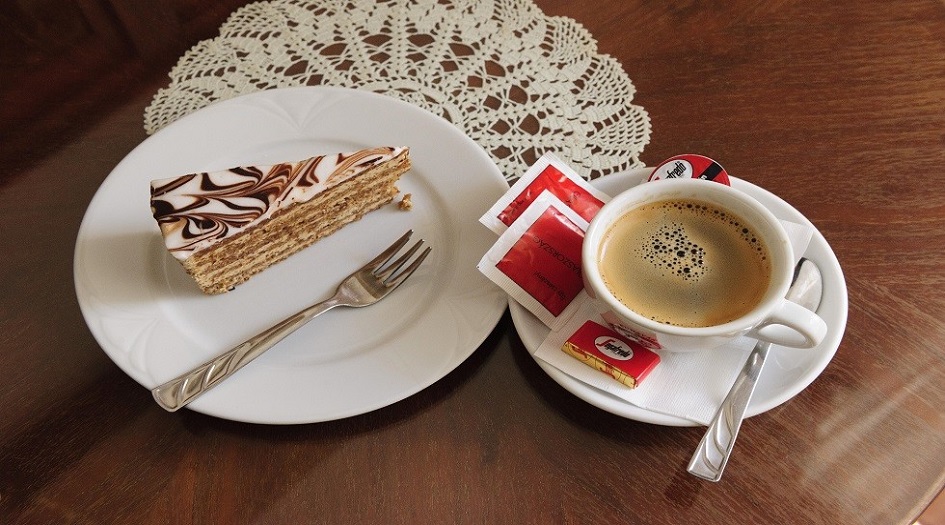احذر الجمع بين القهوة والحلويات لهذا السبب