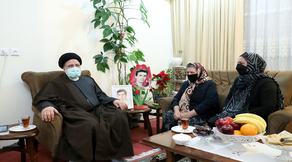 بمناسبة ذكرى ميلاد السيد المسيح (ع).. الرئيس الايراني يزور منزل أحد شهداء الطائفة المسيحية  