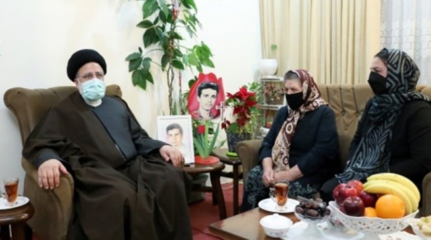 حضور رئيس‌جمهور در منزل شهيد مسيحي