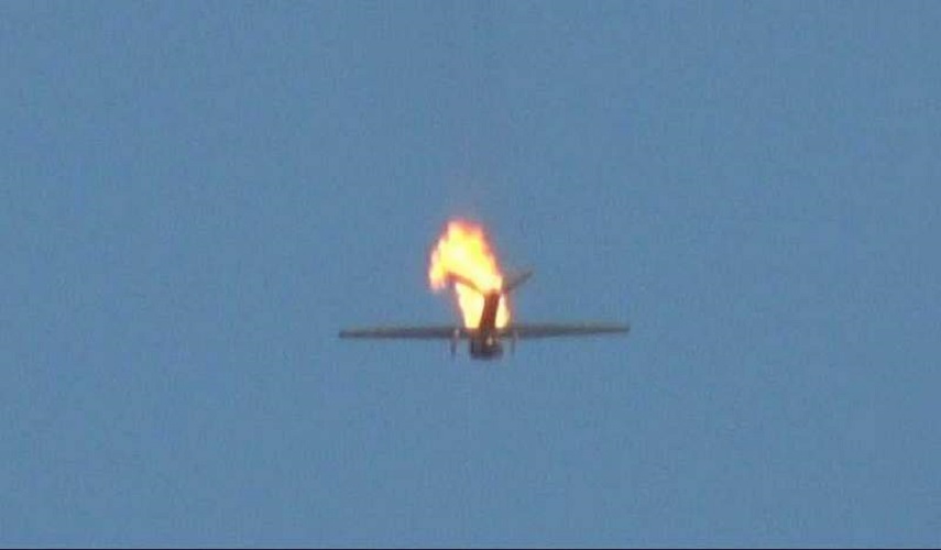 الدفاعات اليمنية تسقط طائرة تجسس اماراتية في أجواء شبوة