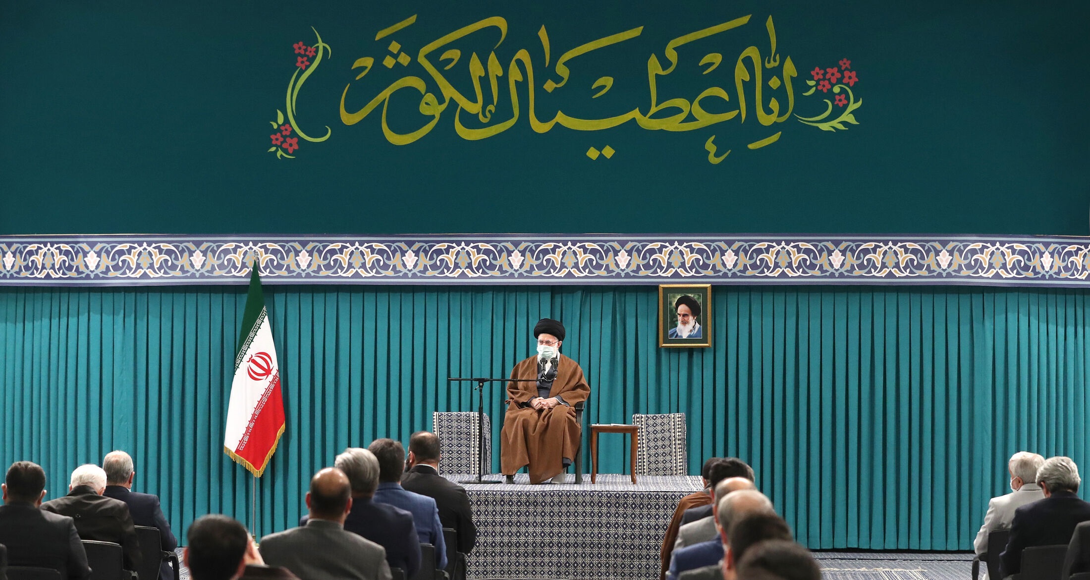 ديدار جمعي از مداحان و ذاكران اهل بيت عليهم‌السلام با رهبر انقلاب اسلامي + عكس