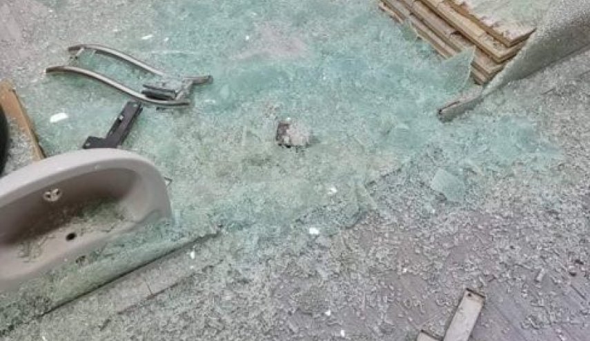 بالصور.. تكسير زجاج محلات تجارية وسيارات في هجوم للمستوطنين جنوب نابلس