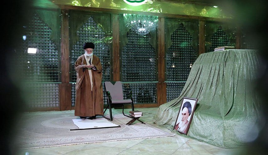 بالصور... الامام الخامنئي  يزور مرقد الامام الخميني (ره) وقبور الشهداء