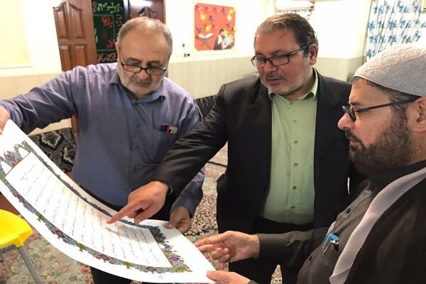 خطاط ايراني يبدأ كتابة المصحف الشريف لاهدائه لمرقد الامام الحسين(ع)