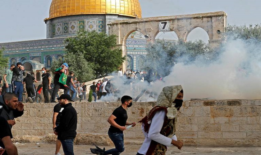 في الجمعة الثانية من شهر رمضان .. المقدسيون يقيمون الصلاة في الاقصى ومئات المعتقلين والمصابين