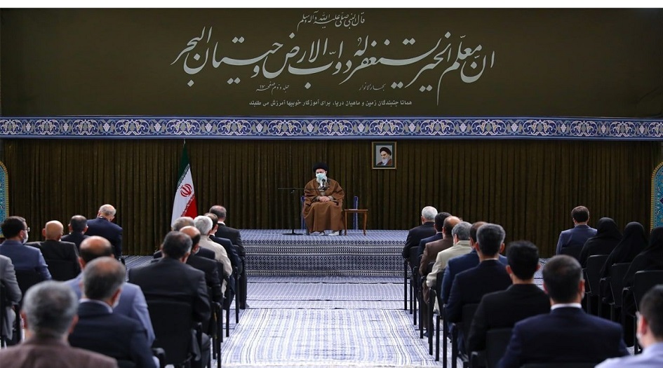 بالصور.... الامام الخامنئي يستقبل حشدا من المعلمين  